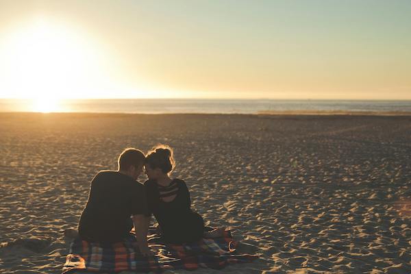 Man and woman in front of horizon